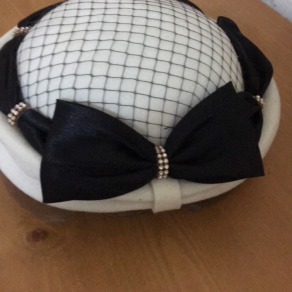 Wool hat with bow and stone decoration - Picture 2 of 6